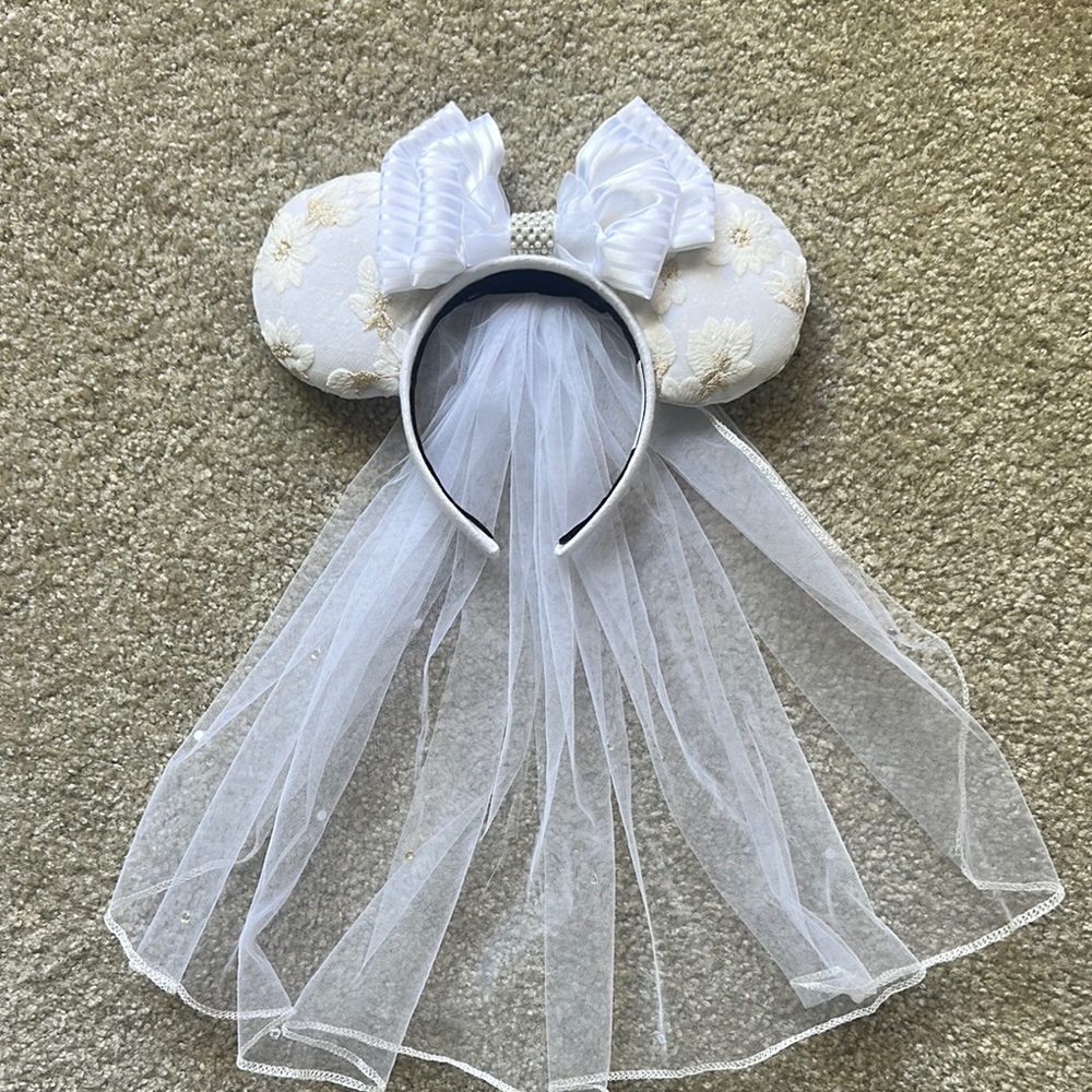Elegant White Floral Headband with Veil